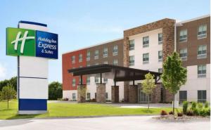 穆斯乔Holiday Inn Express & Suites - Moose Jaw, an IHG Hotel的前面有标志的建筑