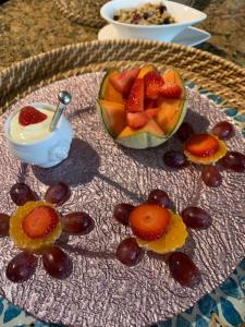 拉夫堡布鲁克谷仓住宿加早餐旅馆的盘子上放水果和一碗酸奶