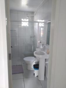 穆库热O Pouso Sobrado的白色的浴室设有卫生间和水槽。