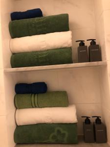 普吉镇The Aristo-2-803的浴室内毛巾架、毛巾和毛巾