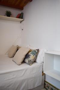 马德里Adorable apartamento en Almagro的床上有2个枕头