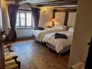 纽波特Remarkable 4-Bed Cottage in Cearleon的一间卧室设有两张床和大窗户