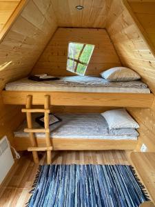 VäratiKünkaotsa的配有窗户的小木屋内的双层床