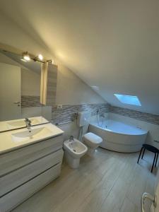 米兰马瑞提那Appartamento LA ROTONDA的带浴缸、卫生间和盥洗盆的浴室
