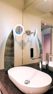 杜德尔斯塔特Zum Löwen Design Hotel Resort & Spa的浴室设有白色水槽和镜子