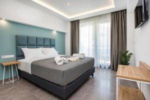 利迈纳里亚New Azzurro Deluxe的一间卧室设有一张床和蓝色的墙壁