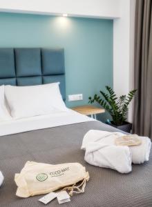 利迈纳里亚New Azzurro Deluxe的酒店客房的床铺上备有毛巾
