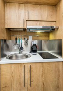 利迈纳里亚New Azzurro Deluxe的厨房柜台配有水槽和咖啡壶