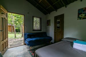 圣维罗尼卡Hostal Campomar的卧室配有床、椅子和窗户。