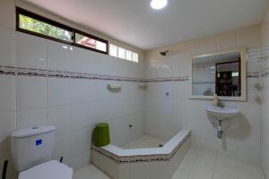 圣维罗尼卡Hostal Campomar的白色的浴室设有卫生间和水槽。
