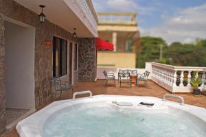 圣多明各高特罗迈松酒店的房屋庭院内的大型按摩浴缸