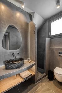布拉卡Mirabelle Luxury Villas的一间带石质水槽和卫生间的浴室