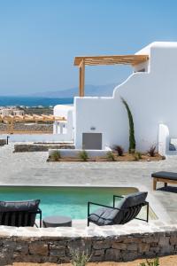 布拉卡Mirabelle Luxury Villas的一个带两把椅子和一张桌子的游泳池