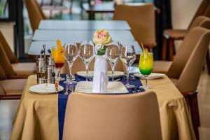 科纳克里Souaré Premium Hôtel的一张桌子,上面放着酒杯和花