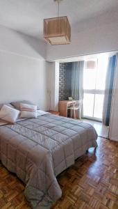 布宜诺斯艾利斯Torres de Nuñez的一间卧室,卧室内配有一张大床