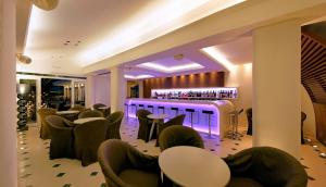 普洛马里翁沙湾酒店的一间酒吧,房间内设有桌椅