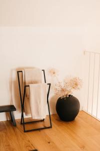 斯丹尼Grad Štanjel House的一间房间,配有两把椅子和一个地板上的花瓶