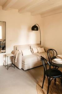 斯丹尼Grad Štanjel House的客厅配有沙发和桌子