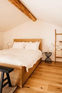 斯丹尼Grad Štanjel House的一间卧室配有一张大床和木制床头板