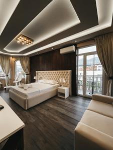 地拉那Amansar Boutique Hotel的一间卧室设有一张大床和一个大窗户