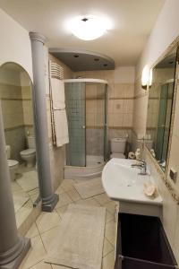 华沙Feels Like Home Metro Zacisze的一间带水槽、淋浴和卫生间的浴室