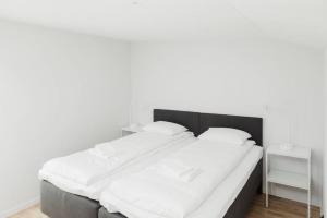 利丁厄SK67 Stylish and Full Equipped loft with free parking的一间卧室配有一张带白色床单的大床