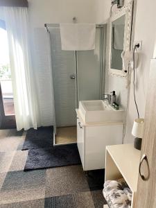 弗尔萨尔Hotel Villa Vrsar的白色的浴室设有水槽和镜子