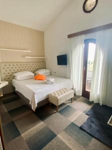 弗尔萨尔Hotel Villa Vrsar的卧室设有一张白色大床和一扇窗户。