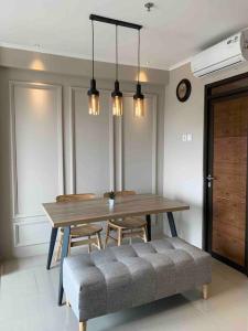 Daymentroom R32 Apartemen 2 BR Pasteur Bandung的休息区