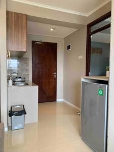 万隆Daymentroom R32 Apartemen 2 BR Pasteur Bandung的带冰箱的厨房和门