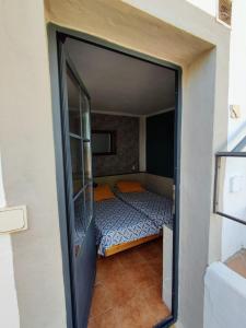 弗里希利亚纳Casa14的一间小卧室,卧室内配有一张床铺
