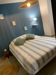 加普L’appart chic gapençais的一间卧室配有一张蓝色墙壁的床