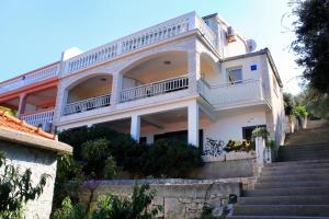 布拉托Apartments by the sea Prigradica, Korcula - 544的前面有楼梯的大型白色房屋