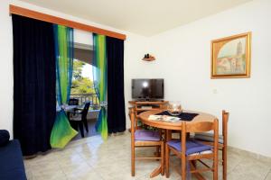 布拉托Apartments by the sea Prigradica, Korcula - 544的客厅配有桌子和电视