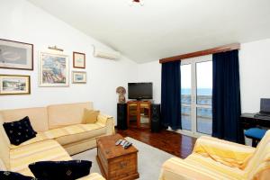 布拉托Apartments by the sea Prigradica, Korcula - 544的客厅配有两张沙发和一台电视