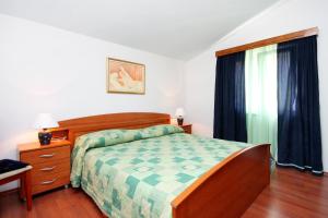 布拉托Apartments by the sea Prigradica, Korcula - 544的一间卧室配有一张床、一个梳妆台和一扇窗户。