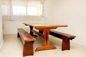 扎瓦拉提卡Double Room Zavalatica 547g的旁边一张木桌,旁边设有长凳