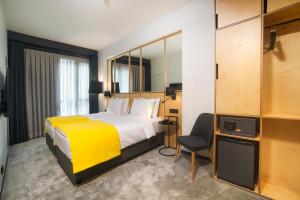 伊斯坦布尔Trip Park Hotel的酒店客房,配有床和黄色毯子