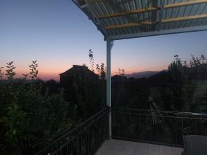 伊斯梅尔雷SUNRISE Guest House的从房子的阳台上可欣赏到日落美景