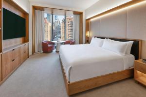 纽约Pendry Manhattan West的酒店客房设有一张大床和一台电视机。