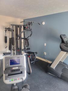兰伯顿Ramada by Wyndham Lumberton的一间带跑步机和电视的健身房