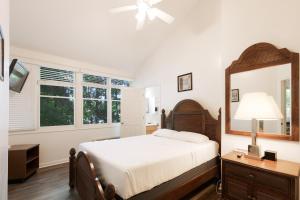 MonetaHalesford Harbour Resort - Smith Mountain Lake的一间卧室配有一张床和吊扇