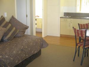 泰晤士肖特兰考特汽车旅馆的卧室配有一张床和一张桌子及椅子