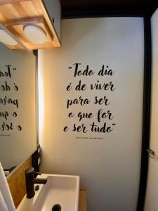 坎波斯杜若尔当Toca do Pica-Pau - Tiny House em Campos com Lareira e privacidade!的浴室墙上有书写