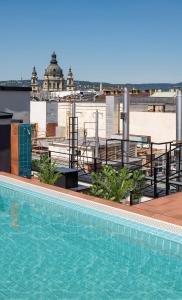 布达佩斯The Magazine Rooms的建筑物屋顶上的游泳池