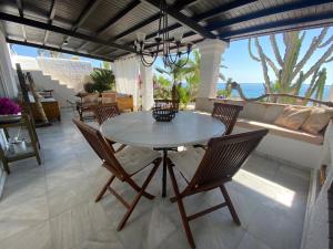 莫哈卡尔Villa Playa Mojacar的一间带桌椅的海景用餐室