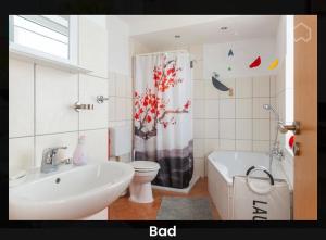 SpantekowEs gibt nichts zu tun - Ostsee Nähe Usedom的浴室配有盥洗盆、卫生间和浴缸。