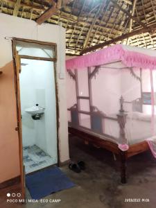 瓦塔穆Mida Creek Eco Camp的卧室配有床和盥洗盆