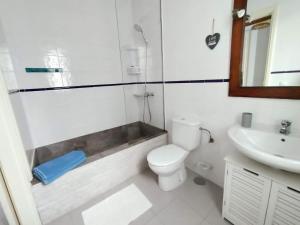 法马拉Casa Salitre的白色的浴室设有卫生间和水槽。