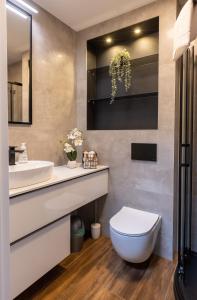 卡尔帕奇MAX-OIL的浴室配有白色卫生间和盥洗盆。